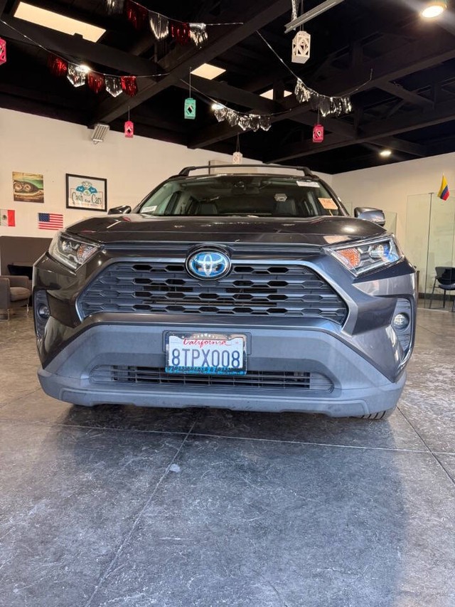 Toyota RAV4 Hybrid Vehicle Full-screen Gallery Image 02