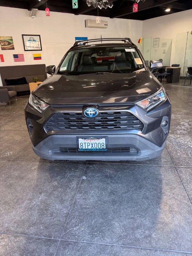 Toyota RAV4 Hybrid Vehicle Full-screen Gallery Image 03