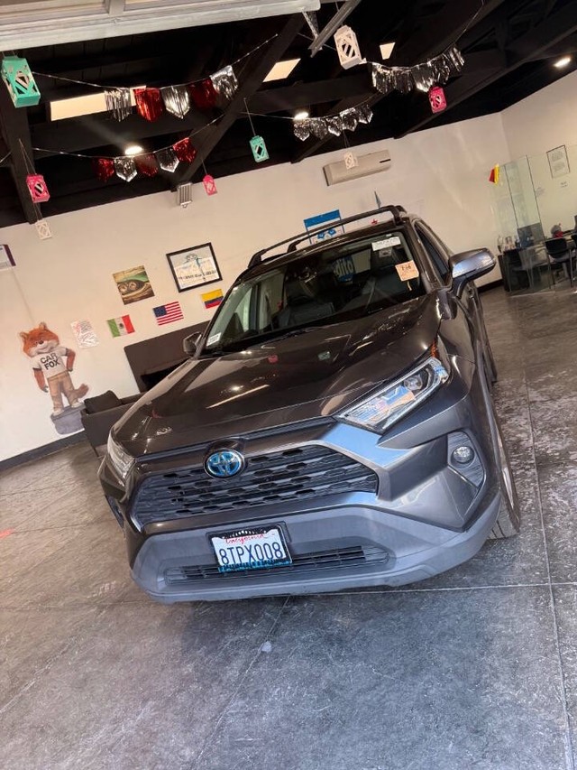 Toyota RAV4 Hybrid Vehicle Full-screen Gallery Image 04