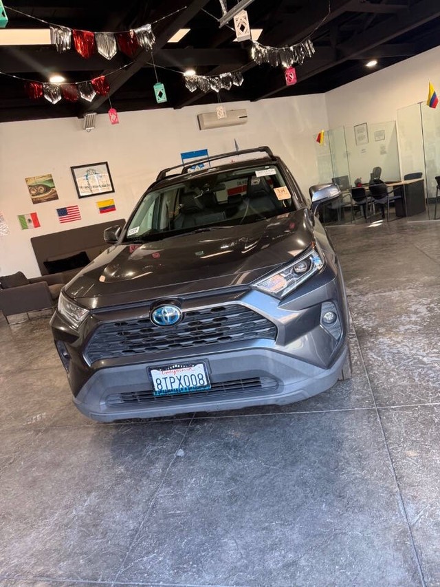 Toyota RAV4 Hybrid Vehicle Full-screen Gallery Image 05