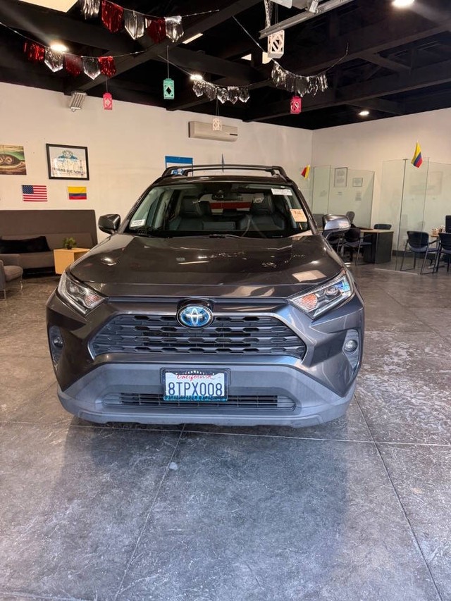 Toyota RAV4 Hybrid Vehicle Full-screen Gallery Image 06