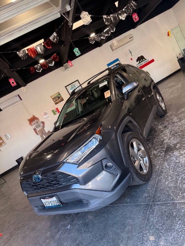 Toyota RAV4 Hybrid Vehicle Full-screen Gallery Image 07