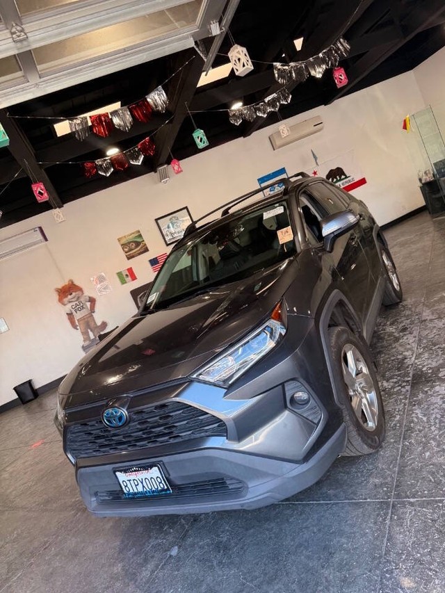Toyota RAV4 Hybrid Vehicle Full-screen Gallery Image 08