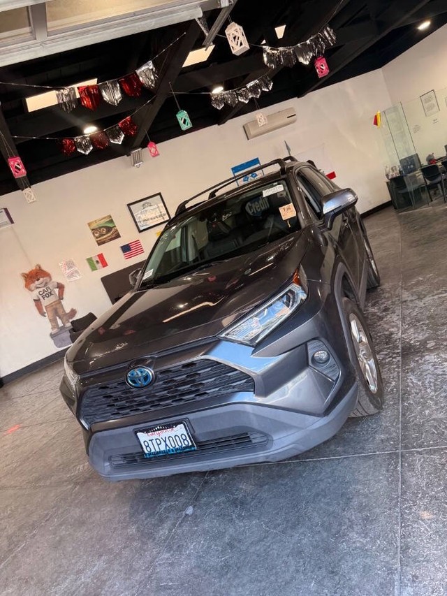 Toyota RAV4 Hybrid Vehicle Full-screen Gallery Image 09