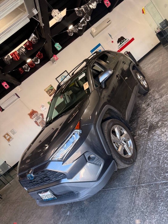 Toyota RAV4 Hybrid Vehicle Full-screen Gallery Image 12