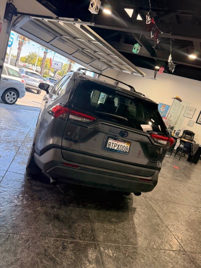 Toyota RAV4 Hybrid Vehicle Full-screen Gallery Image 23