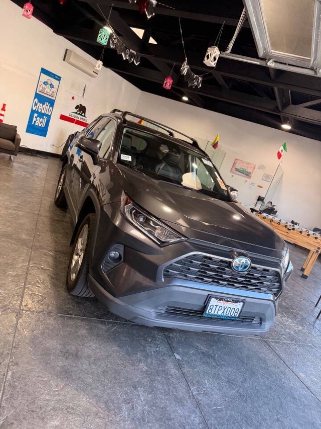Toyota RAV4 Hybrid Vehicle Full-screen Gallery Image 44