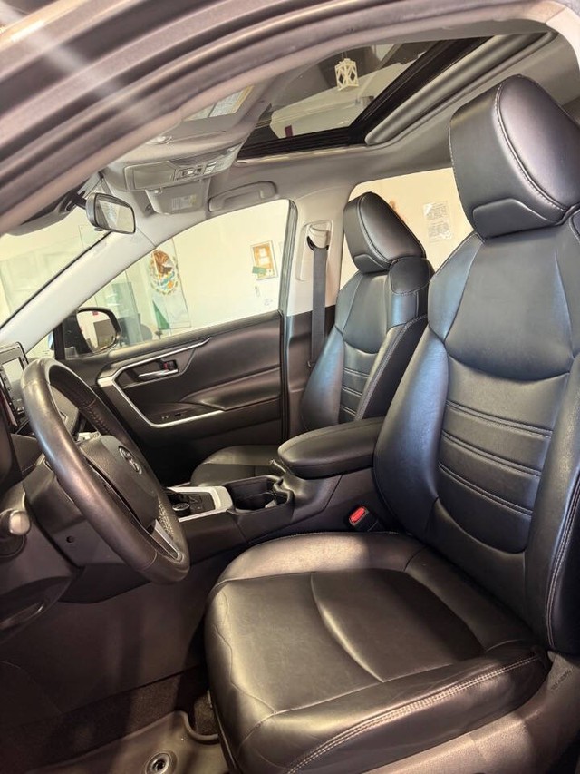 Toyota RAV4 Hybrid Vehicle Full-screen Gallery Image 49