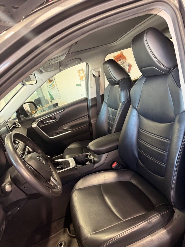 Toyota RAV4 Hybrid Vehicle Full-screen Gallery Image 50
