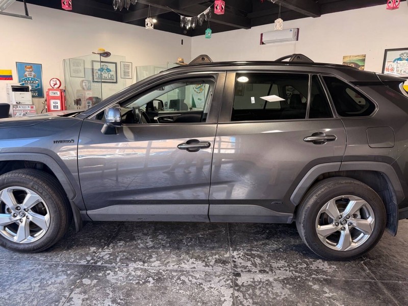 Toyota RAV4 Hybrid Vehicle Full-screen Gallery Image 15