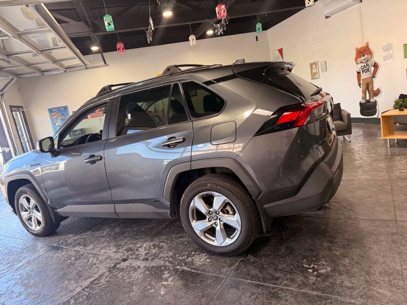 Toyota RAV4 Hybrid Vehicle Full-screen Gallery Image 16