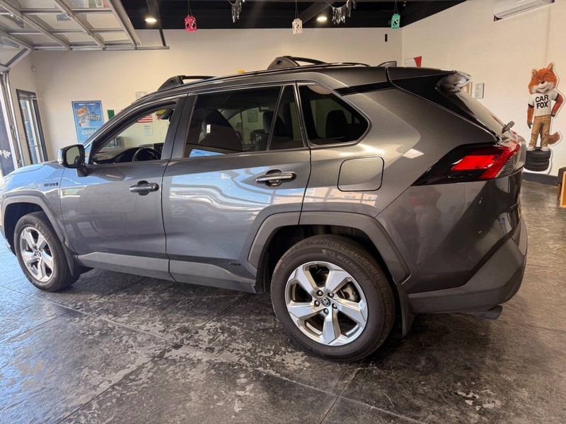Toyota RAV4 Hybrid Vehicle Full-screen Gallery Image 18