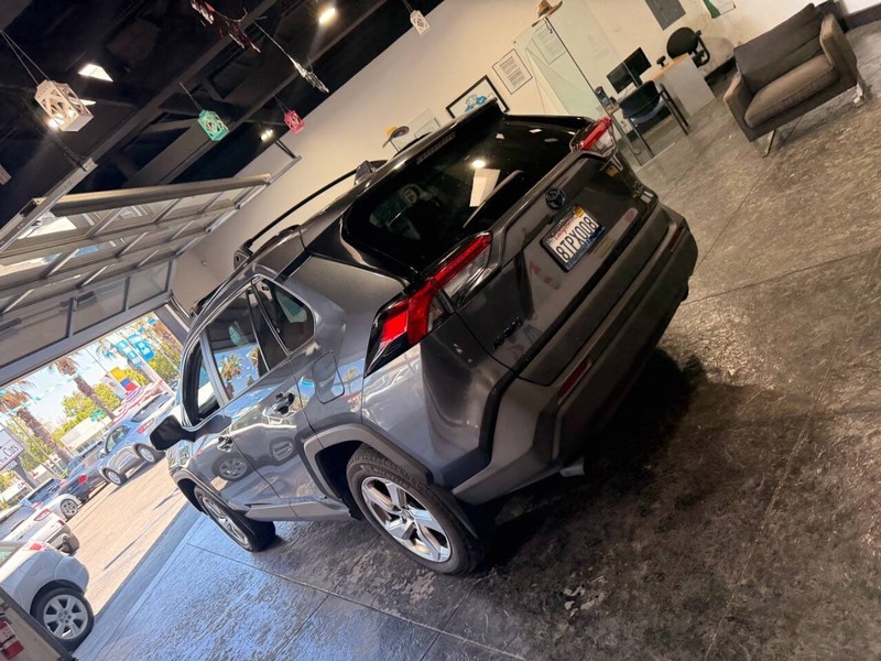Toyota RAV4 Hybrid Vehicle Full-screen Gallery Image 19