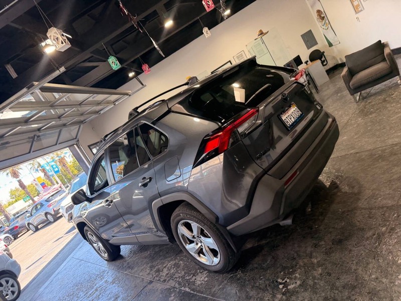 Toyota RAV4 Hybrid Vehicle Full-screen Gallery Image 20