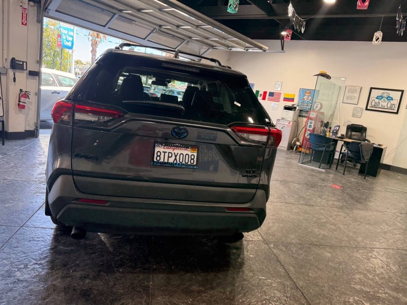 Toyota RAV4 Hybrid Vehicle Full-screen Gallery Image 22