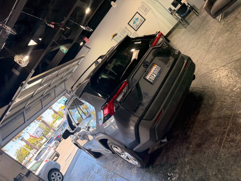 Toyota RAV4 Hybrid Vehicle Full-screen Gallery Image 24
