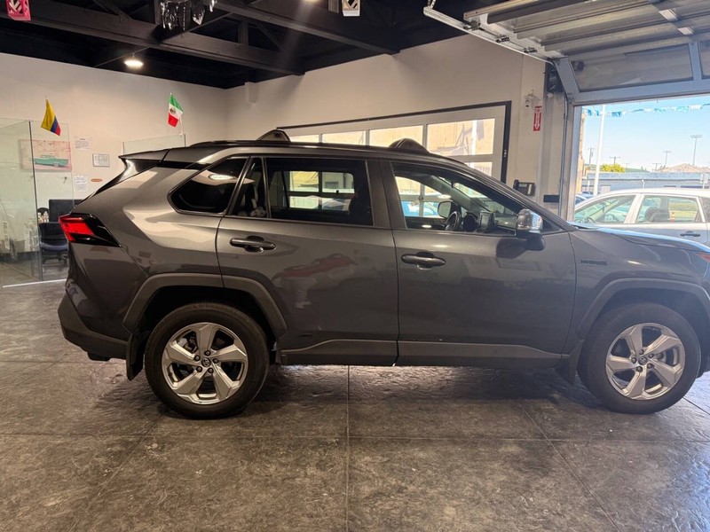 Toyota RAV4 Hybrid Vehicle Full-screen Gallery Image 25