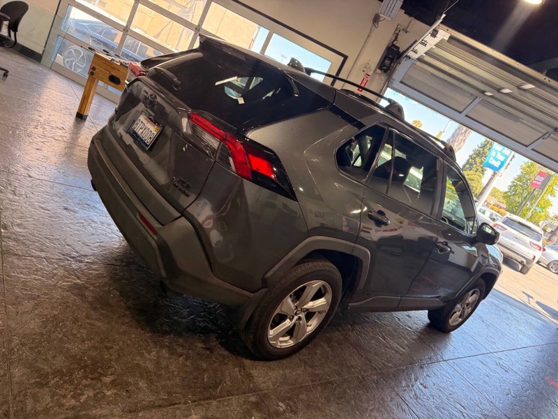 Toyota RAV4 Hybrid Vehicle Full-screen Gallery Image 26