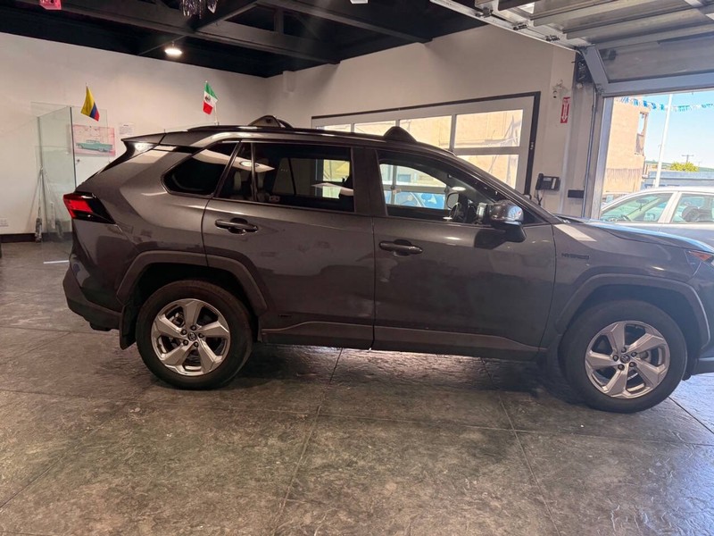 Toyota RAV4 Hybrid Vehicle Full-screen Gallery Image 29