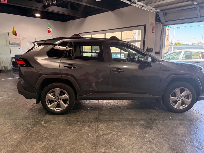 Toyota RAV4 Hybrid Vehicle Full-screen Gallery Image 30