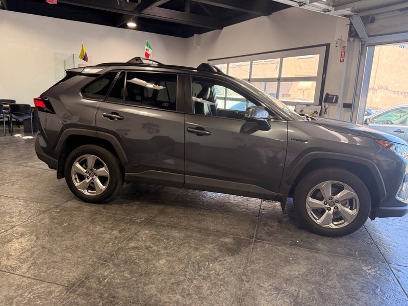 Toyota RAV4 Hybrid Vehicle Full-screen Gallery Image 32