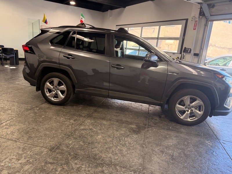 Toyota RAV4 Hybrid Vehicle Full-screen Gallery Image 33