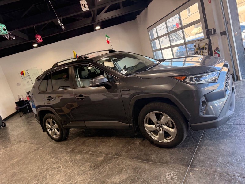Toyota RAV4 Hybrid Vehicle Full-screen Gallery Image 34