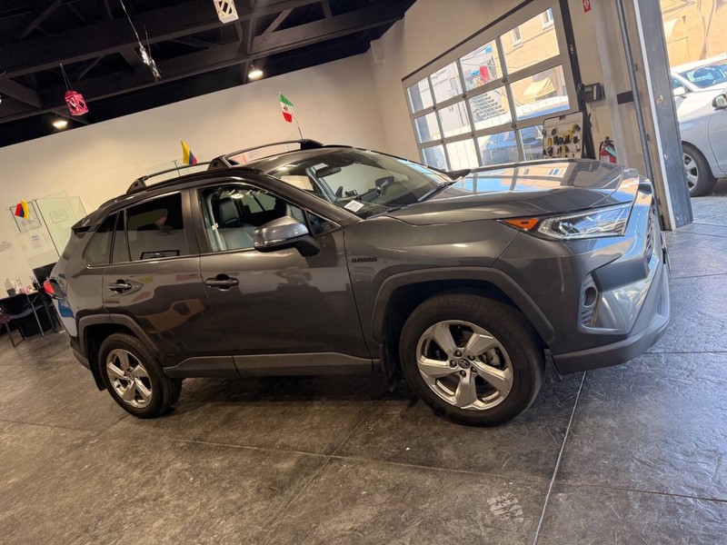 Toyota RAV4 Hybrid Vehicle Full-screen Gallery Image 35