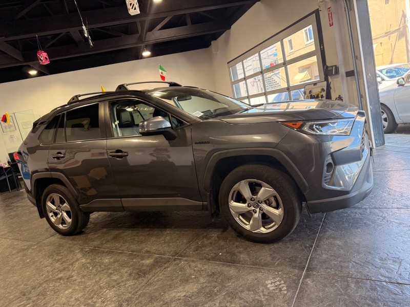 Toyota RAV4 Hybrid Vehicle Full-screen Gallery Image 36