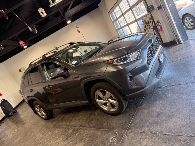 Toyota RAV4 Hybrid Vehicle Full-screen Gallery Image 37