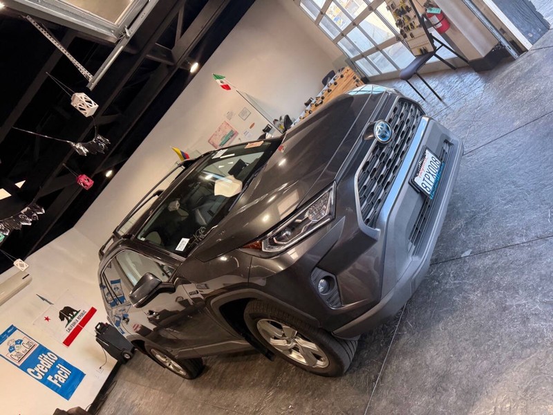 Toyota RAV4 Hybrid Vehicle Full-screen Gallery Image 40