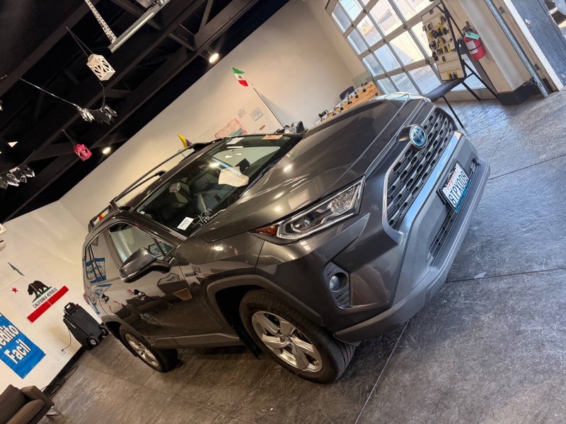 Toyota RAV4 Hybrid Vehicle Full-screen Gallery Image 41