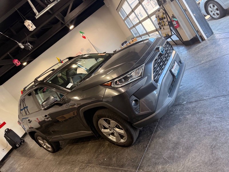 Toyota RAV4 Hybrid Vehicle Full-screen Gallery Image 42
