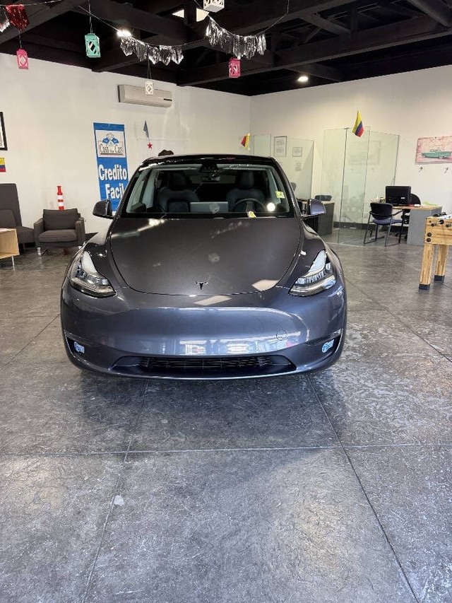 Tesla Model Y Vehicle Full-screen Gallery Image 02