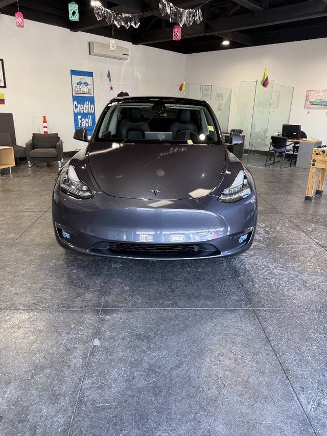 Tesla Model Y Vehicle Full-screen Gallery Image 03