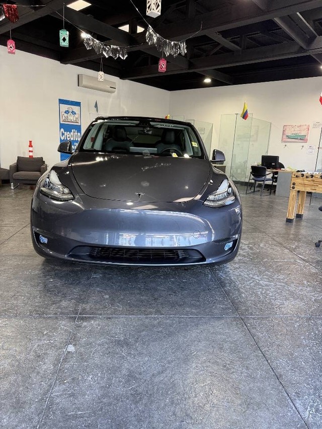 Tesla Model Y Vehicle Full-screen Gallery Image 04