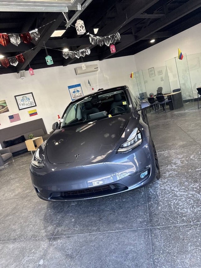 Tesla Model Y Vehicle Full-screen Gallery Image 05