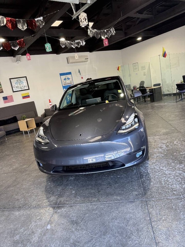 Tesla Model Y Vehicle Full-screen Gallery Image 06