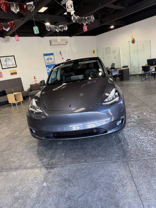 Tesla Model Y Vehicle Full-screen Gallery Image 07