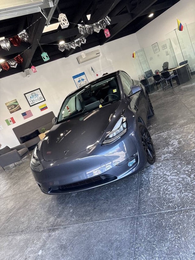 Tesla Model Y Vehicle Full-screen Gallery Image 09