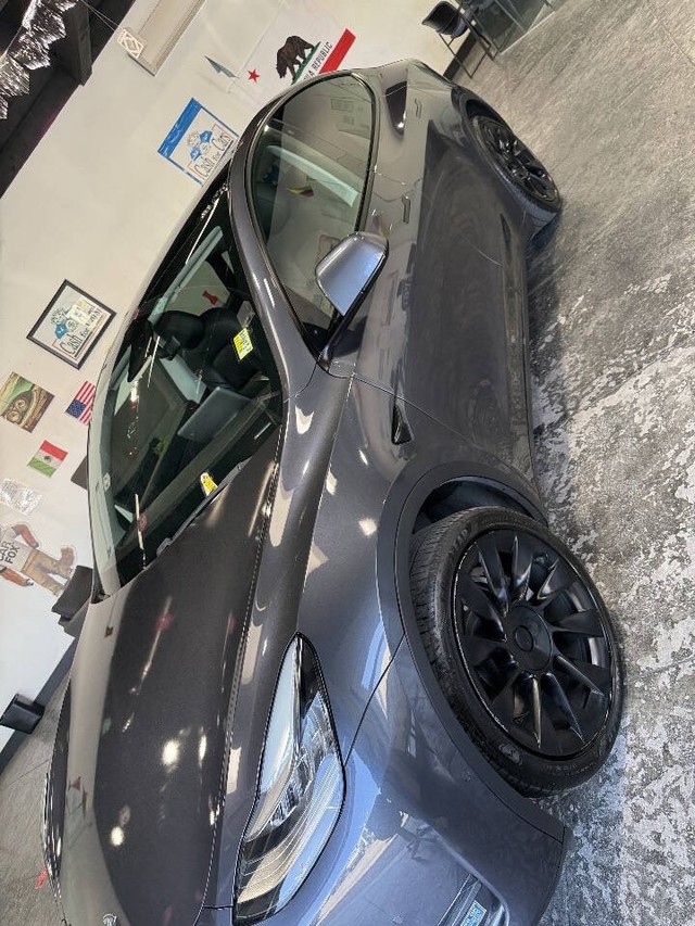 Tesla Model Y Vehicle Full-screen Gallery Image 13