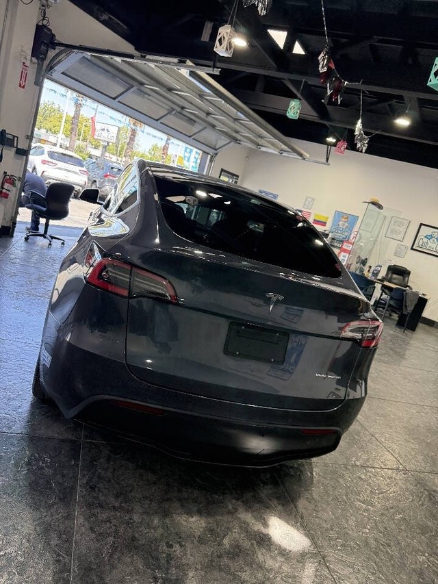 Tesla Model Y Vehicle Full-screen Gallery Image 24
