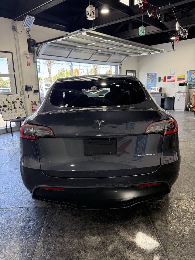 Tesla Model Y Vehicle Full-screen Gallery Image 26