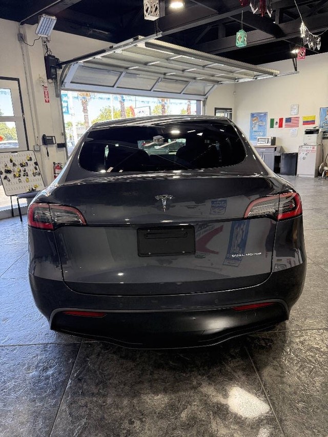 Tesla Model Y Vehicle Full-screen Gallery Image 27