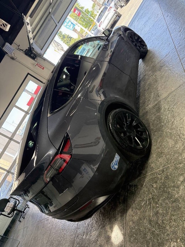 Tesla Model Y Vehicle Full-screen Gallery Image 31