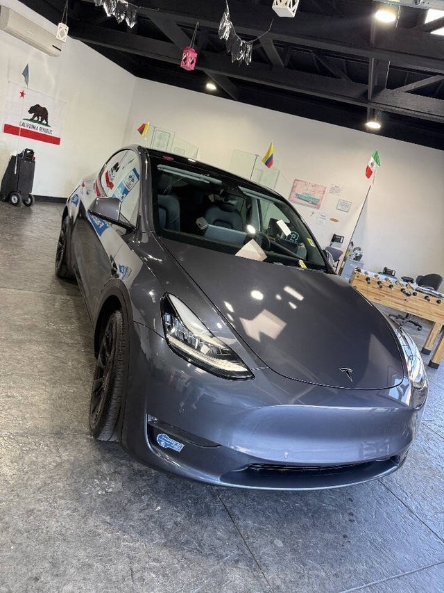 Tesla Model Y Vehicle Full-screen Gallery Image 45