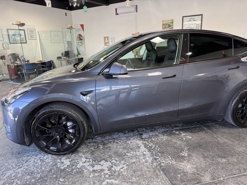 Tesla Model Y Vehicle Full-screen Gallery Image 11