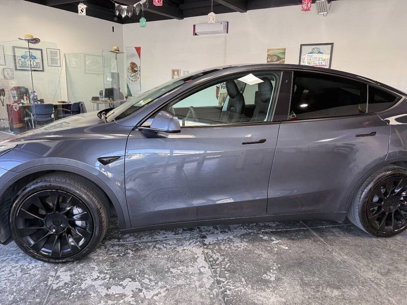 Tesla Model Y Vehicle Full-screen Gallery Image 12