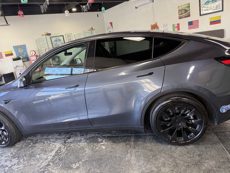 Tesla Model Y Vehicle Full-screen Gallery Image 14