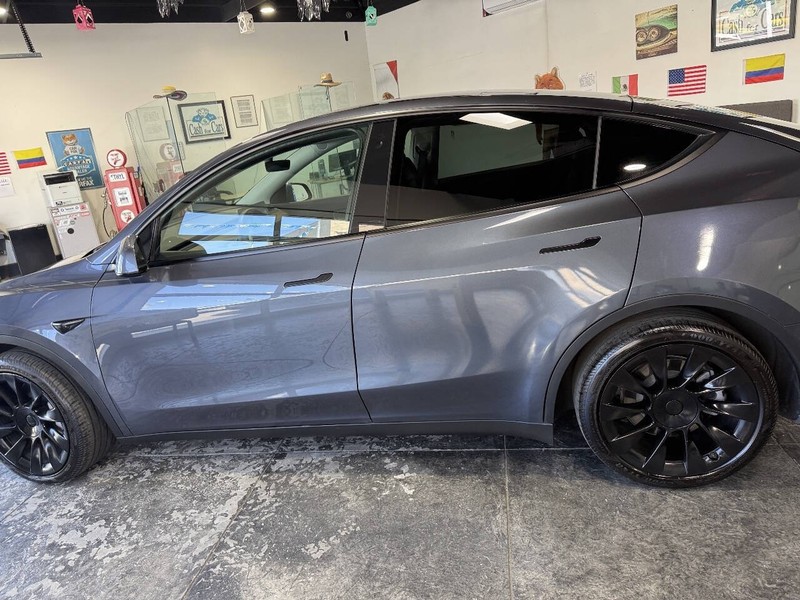 Tesla Model Y Vehicle Full-screen Gallery Image 15